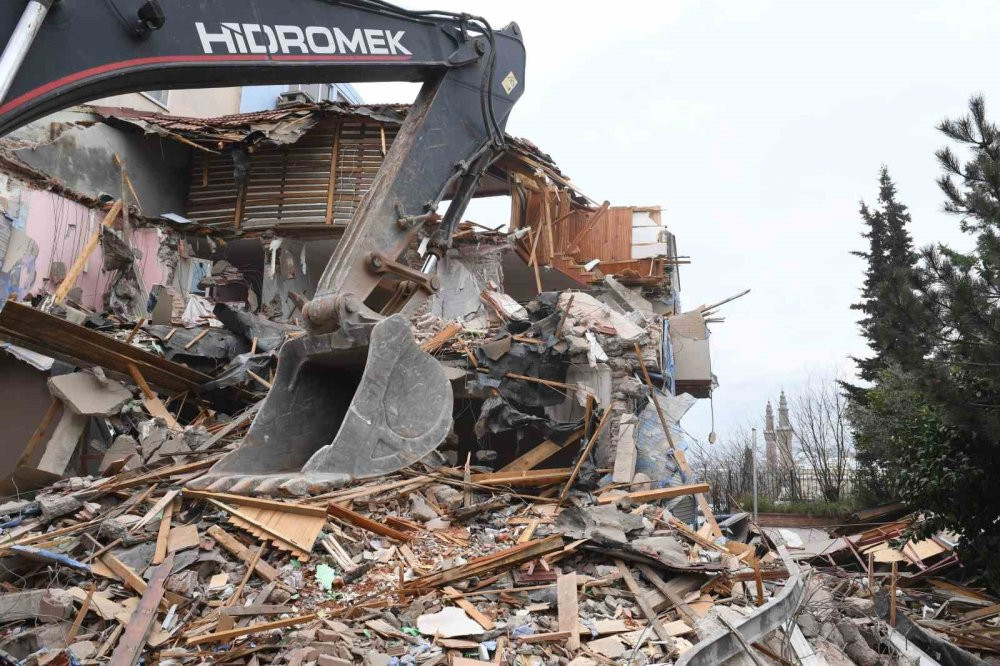 Bursa Osmangazi'de riskli bina yıkıldı