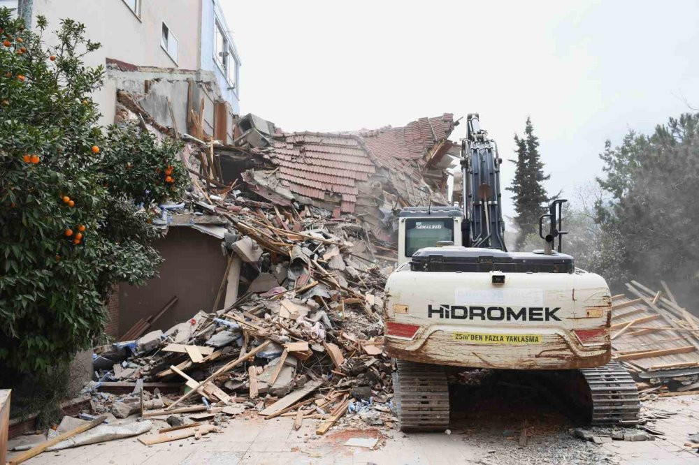 Bursa Osmangazi'de riskli bina yıkıldı