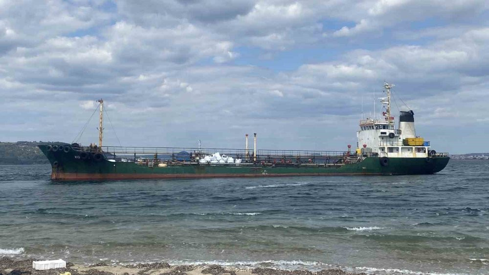 Çanakkale Boğazı’nda atık taşıma tankeri karaya oturdu