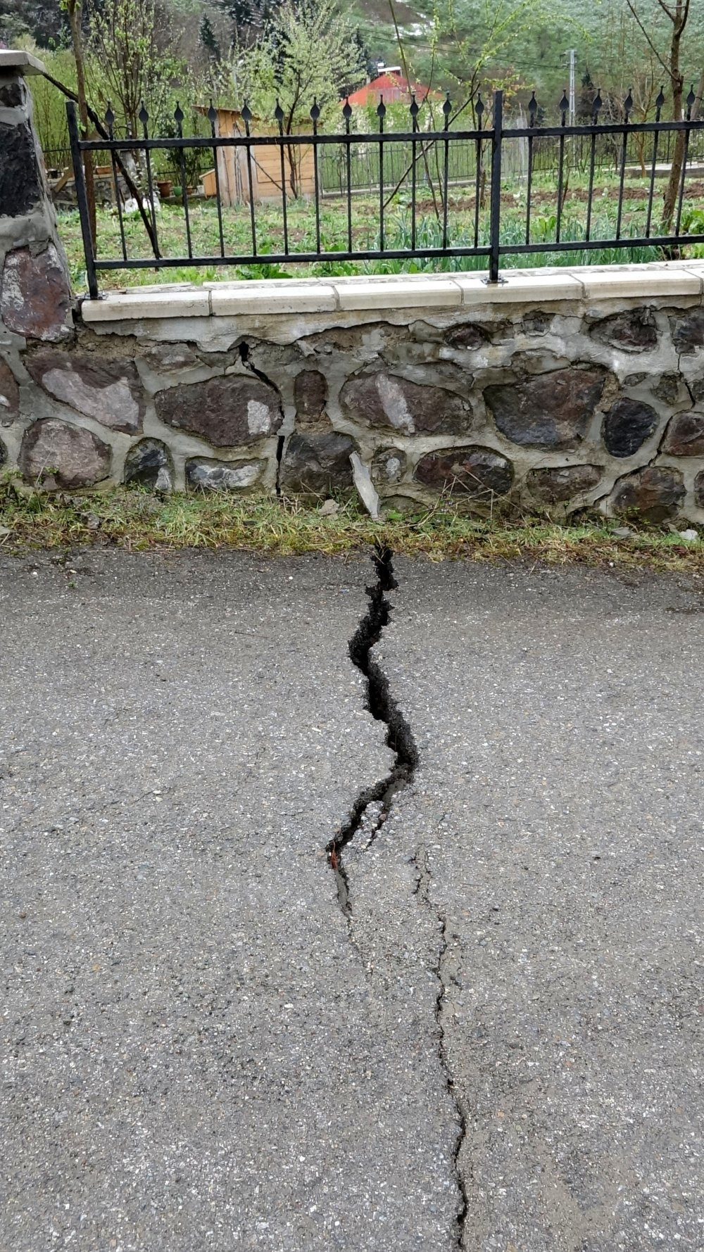 Trabzon’da derin çatlaklar korkuttu