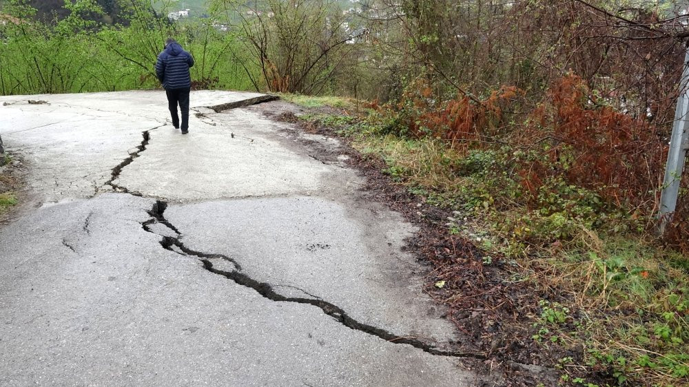 Trabzon’da derin çatlaklar korkuttu