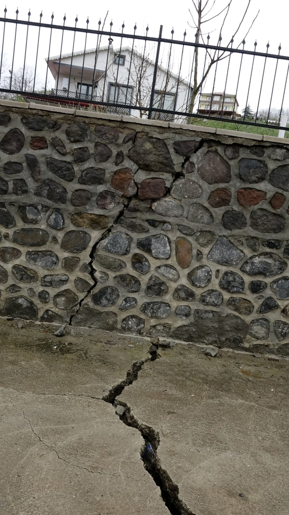 Trabzon’da derin çatlaklar korkuttu