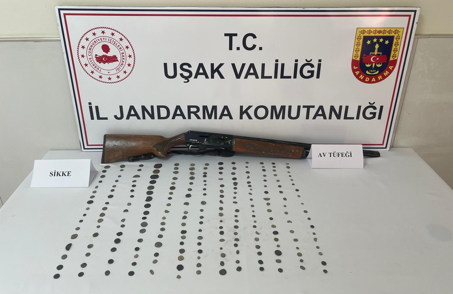 usakta-tarihi-eser-niteliginde-232-sikke-ele-gecirildi-yenicag.jpg