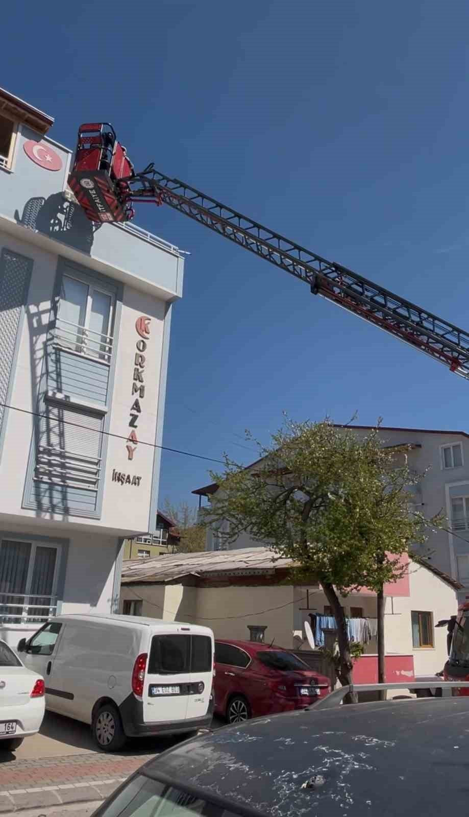 Kaplama için çıkmıştı: İşçi çatıda mahsur kaldı