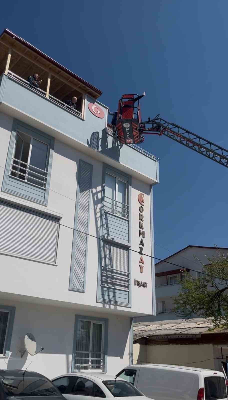 Kaplama için çıkmıştı: İşçi çatıda mahsur kaldı