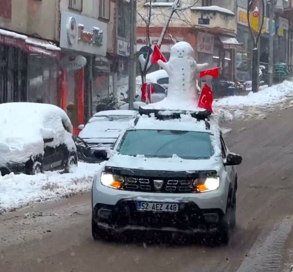 Kardan adama şehir turu attı