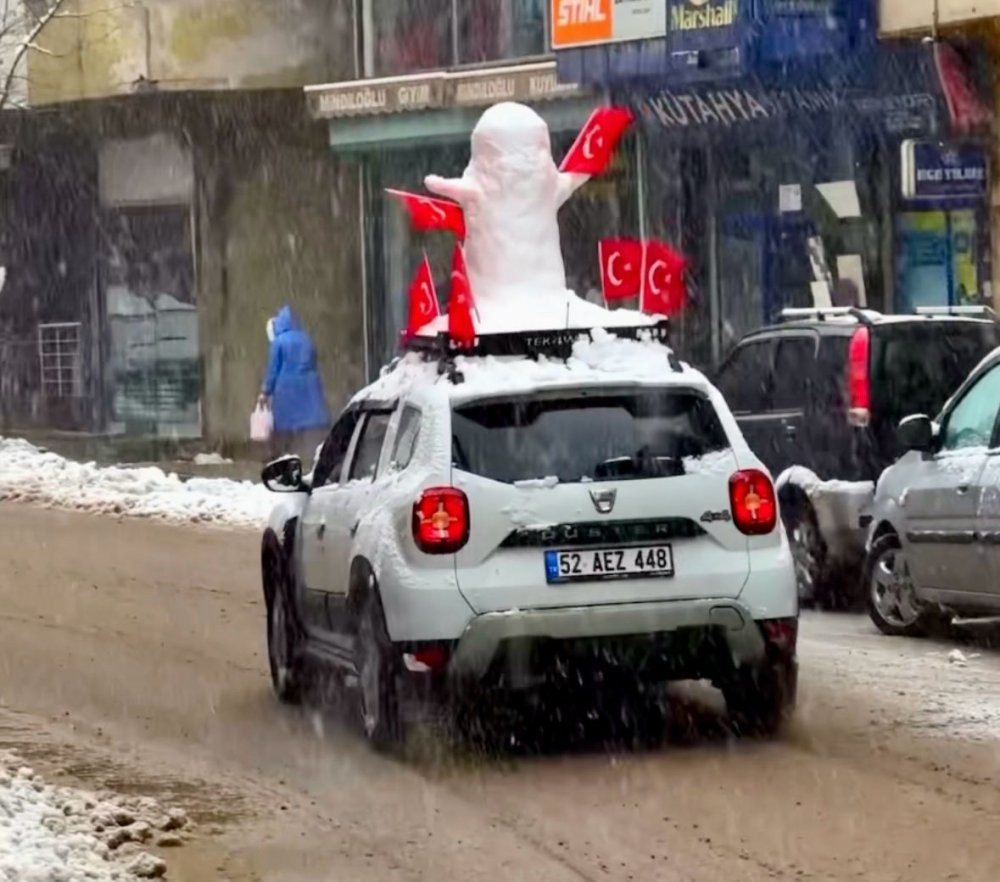 Kardan adama şehir turu attı