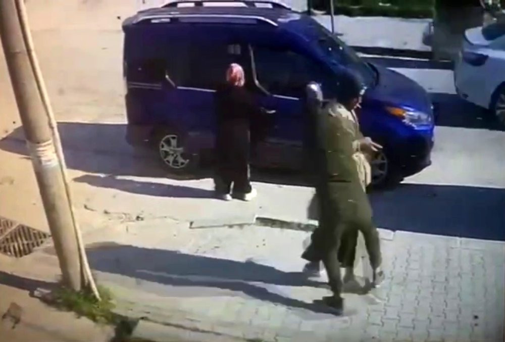 Genç kız, sokak ortasında kaçırıldı! Abi ve yenge de işin içinde...