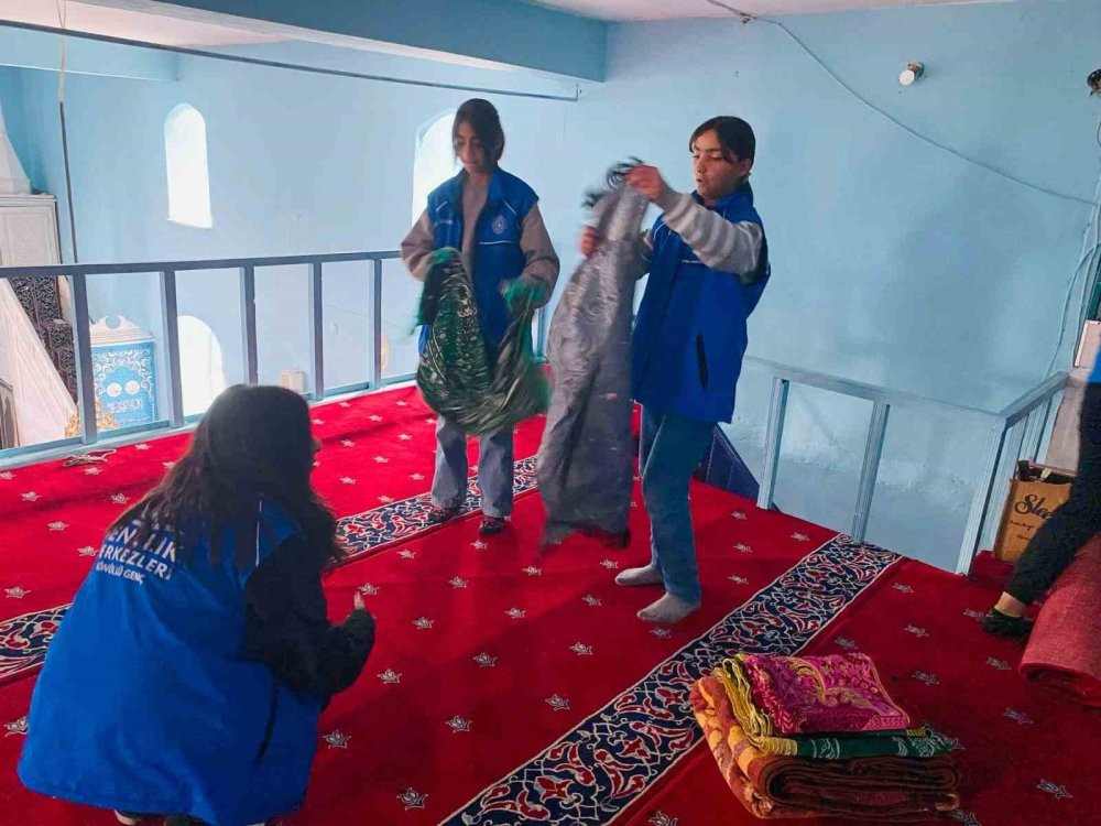 Gönüllü gençler cami temizliği yaptı