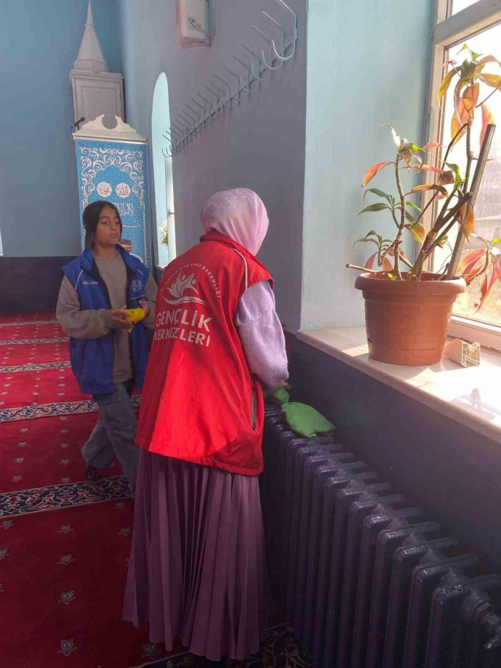 Gönüllü gençler cami temizliği yaptı