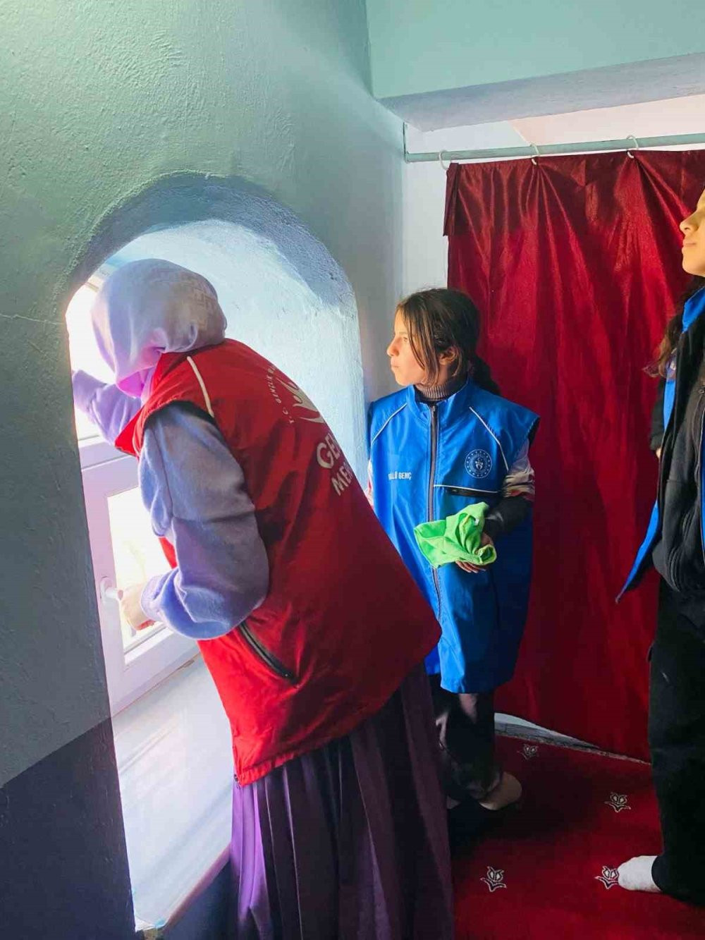 Gönüllü gençler cami temizliği yaptı