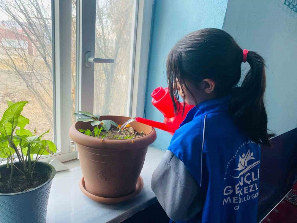 Gönüllü gençler cami temizliği yaptı