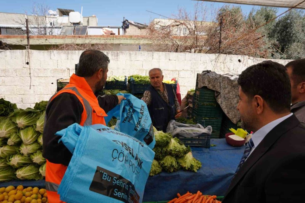 Hijyenik pazar ortamı için pazarcı esnafına çöp poşeti dağıtıldı