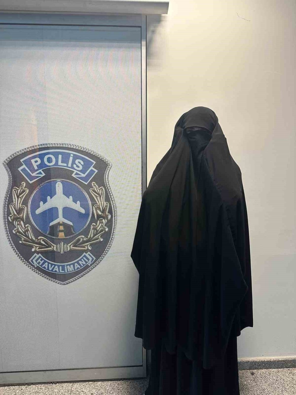 Kadın kılığına giren suçlu, eniştesiyle birlikte yakalandı