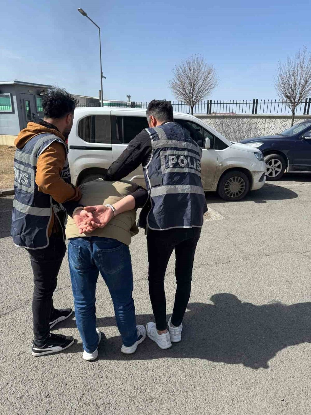 Kadın kılığına giren suçlu, eniştesiyle birlikte yakalandı