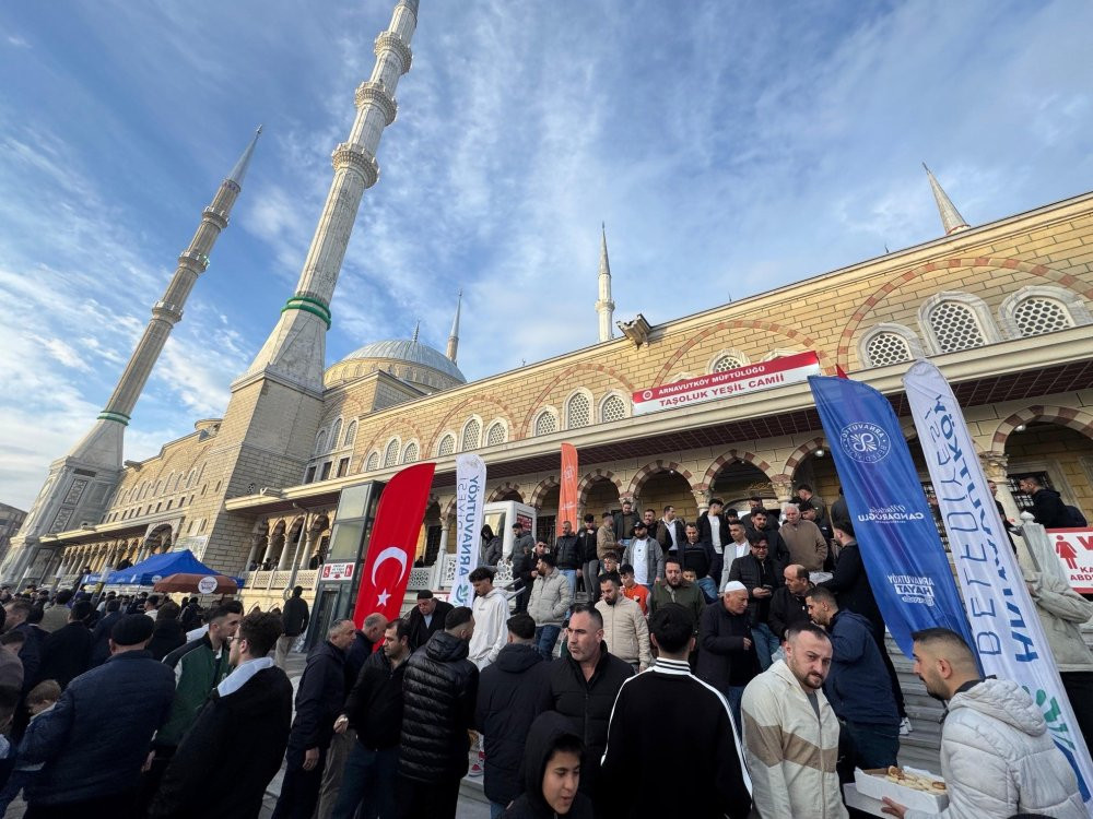 Arnavutköy'de geleneksel bayram sofraları kuruldu