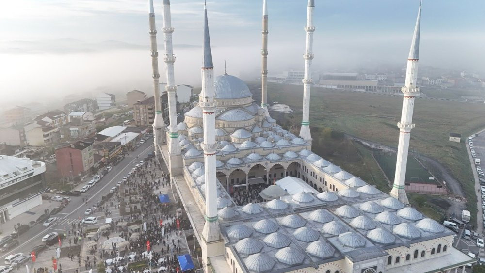 Arnavutköy'de geleneksel bayram sofraları kuruldu