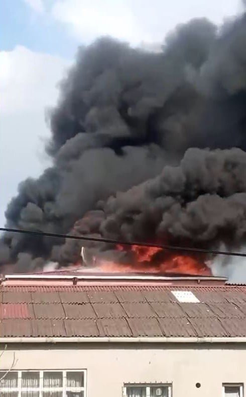 Avcılar’da 4 katlı binanın çatı katı alevlere teslim oldu