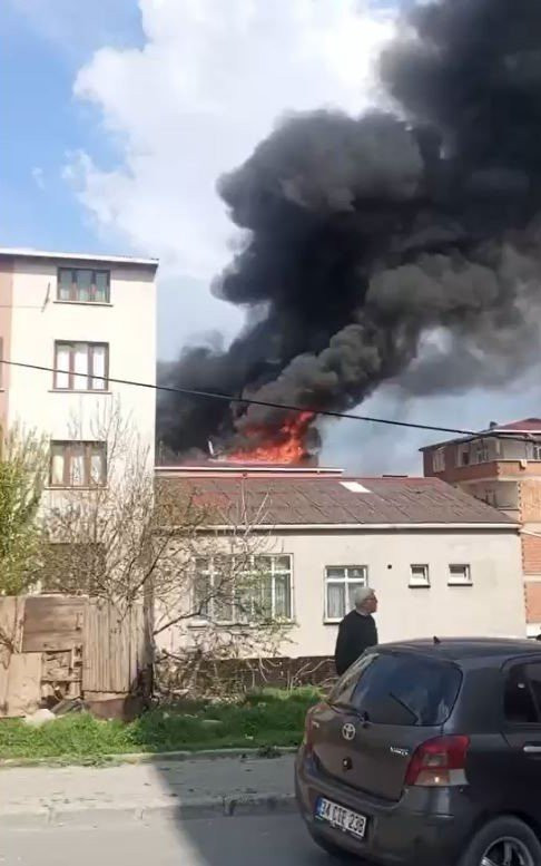 Avcılar’da 4 katlı binanın çatı katı alevlere teslim oldu