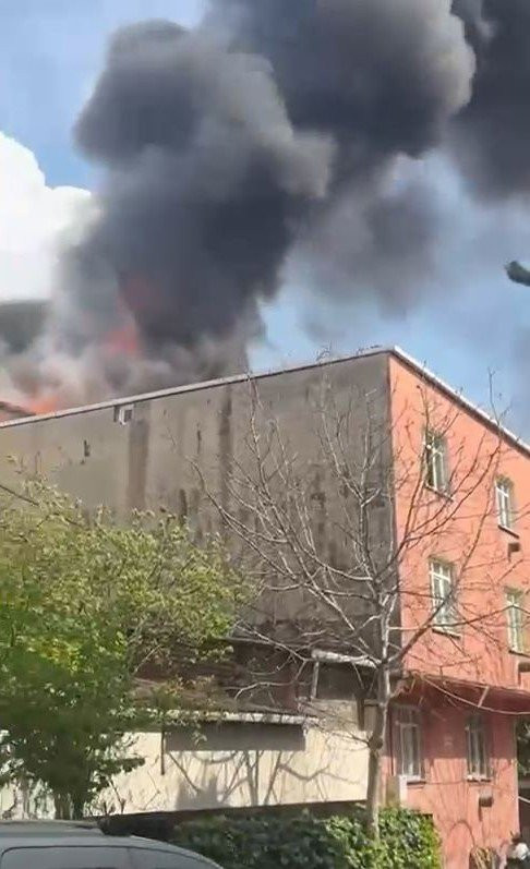 Avcılar’da 4 katlı binanın çatı katı alevlere teslim oldu