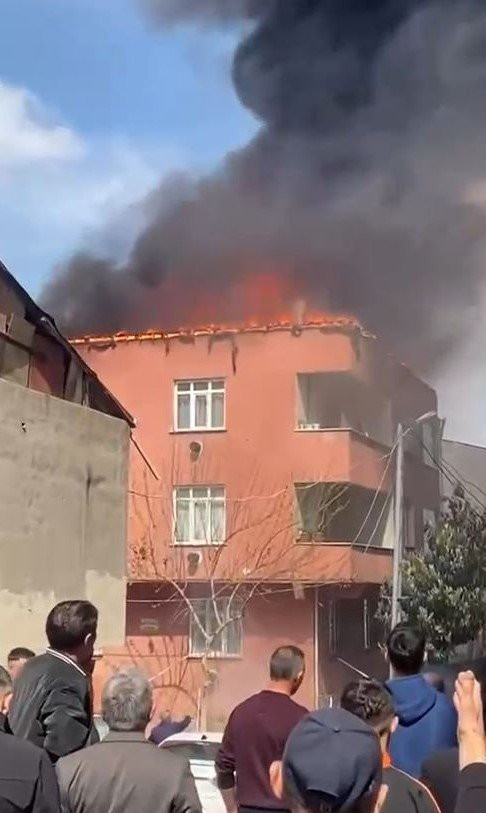 Avcılar’da 4 katlı binanın çatı katı alevlere teslim oldu