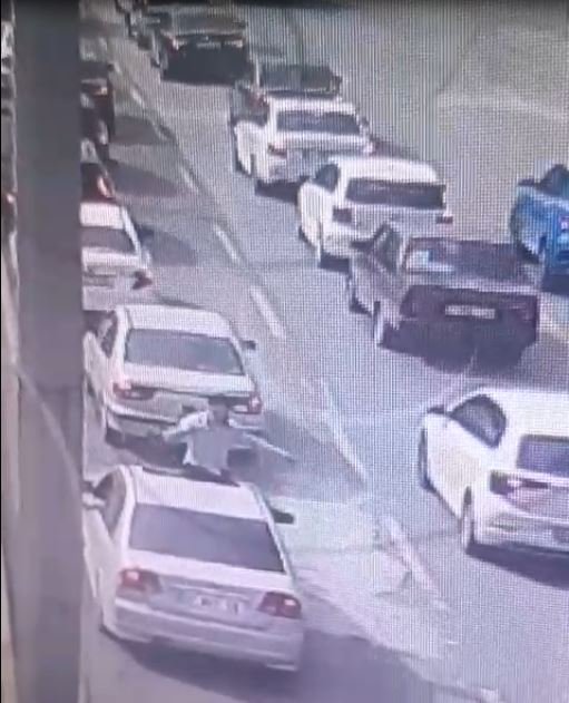Hatay’da trafikte tehlikeli hareket! Otomobilin tavanında içki içti kameraya yansıdı