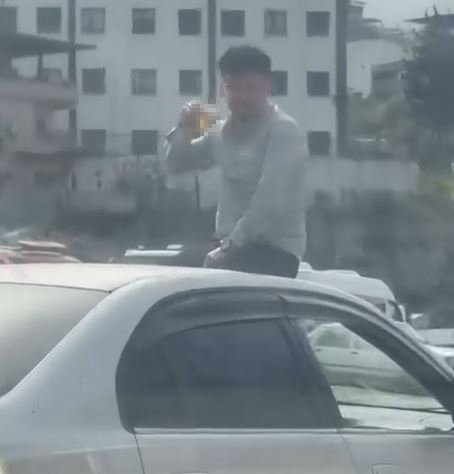 Hatay’da trafikte tehlikeli hareket! Otomobilin tavanında içki içti kameraya yansıdı