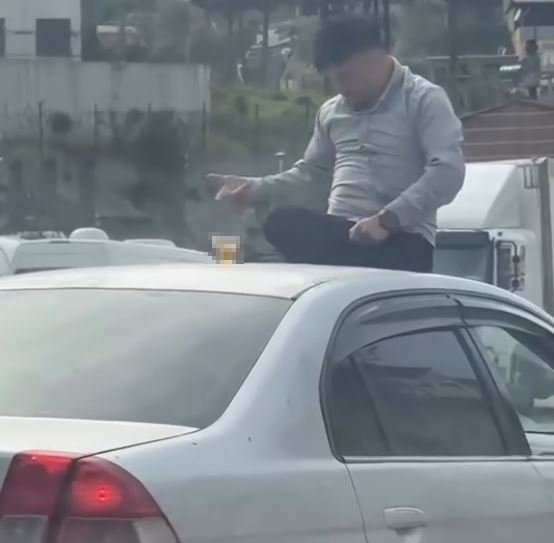 Hatay’da trafikte tehlikeli hareket! Otomobilin tavanında içki içti kameraya yansıdı
