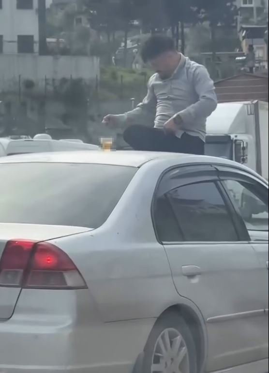 Hatay’da trafikte tehlikeli hareket! Otomobilin tavanında içki içti kameraya yansıdı