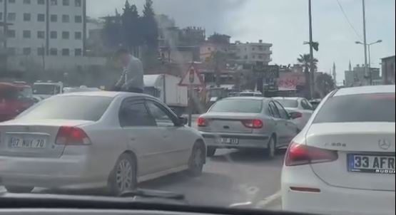 Hatay’da trafikte tehlikeli hareket! Otomobilin tavanında içki içti kameraya yansıdı