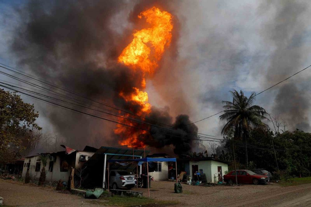 Malezya’da doğalgaz boru hattı bomba gibi patladı! Gökyüzünden alev bulutları oluştu: 112 kişi yaralandı