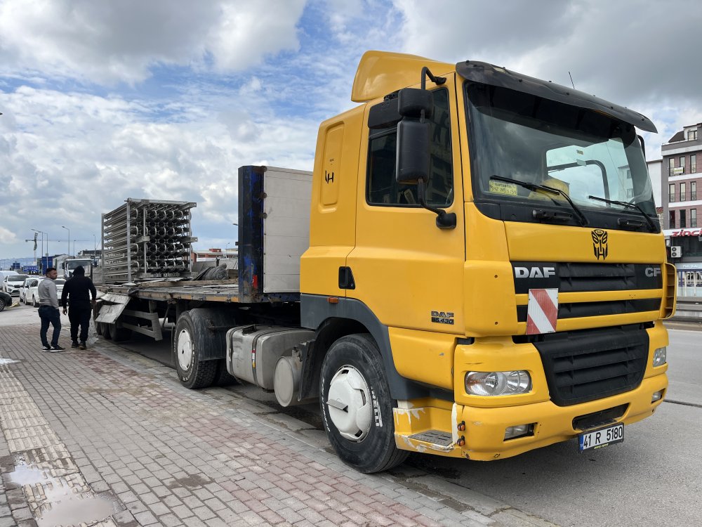 TIR'dan düşen gaz tankı, park halindeki otomobil ve cipe çarptı