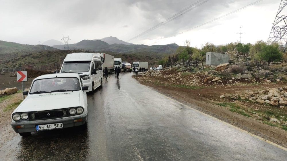 Otomobil, akaryakıt tankerine çarptı! Aralarında çocukların olduğu yaralılar var