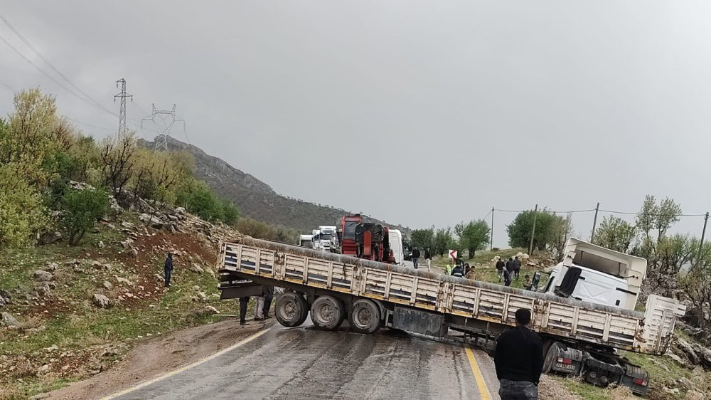 Otomobil, akaryakıt tankerine çarptı! Aralarında çocukların olduğu yaralılar var