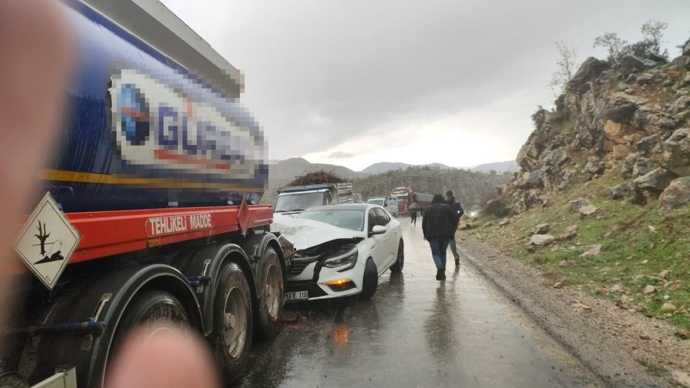 Otomobil, akaryakıt tankerine çarptı! Aralarında çocukların olduğu yaralılar var