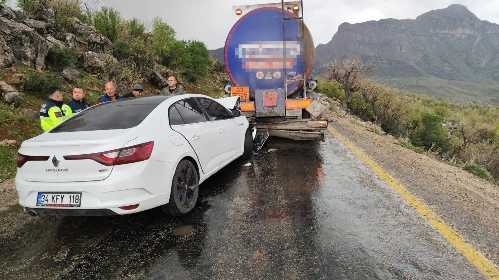 Otomobil, akaryakıt tankerine çarptı! Aralarında çocukların olduğu yaralılar var