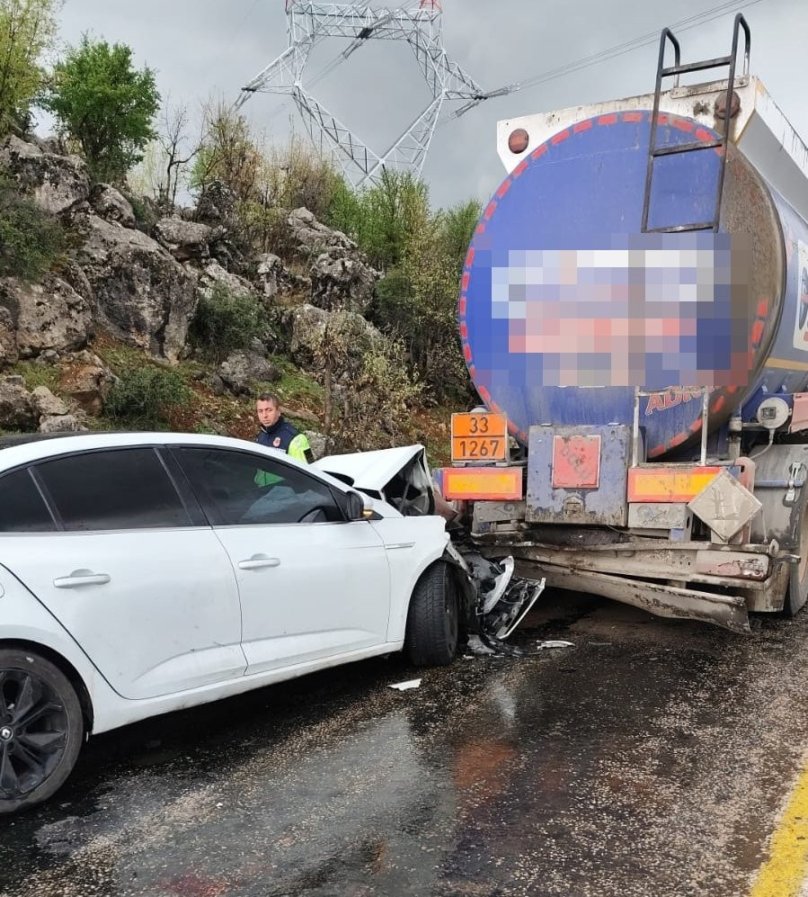 Otomobil, akaryakıt tankerine çarptı! Aralarında çocukların olduğu yaralılar var