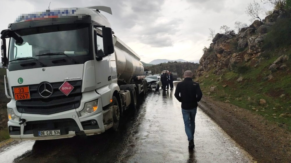 Otomobil, akaryakıt tankerine çarptı! Aralarında çocukların olduğu yaralılar var