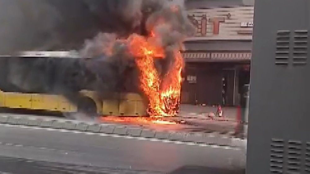İstanbul'da hareketli dakikalar! İETT otobüsü alev alev yandı: Şoför 10 yolcuyu tahliye etti