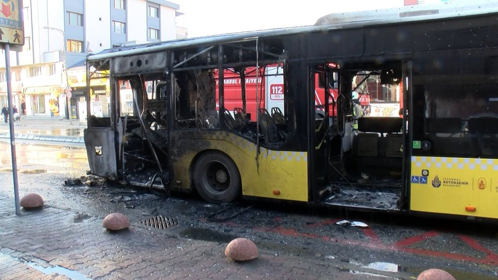 İstanbul'da hareketli dakikalar! İETT otobüsü alev alev yandı: Şoför 10 yolcuyu tahliye etti