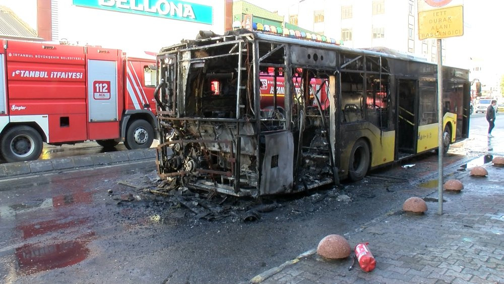 İstanbul'da hareketli dakikalar! İETT otobüsü alev alev yandı: Şoför 10 yolcuyu tahliye etti