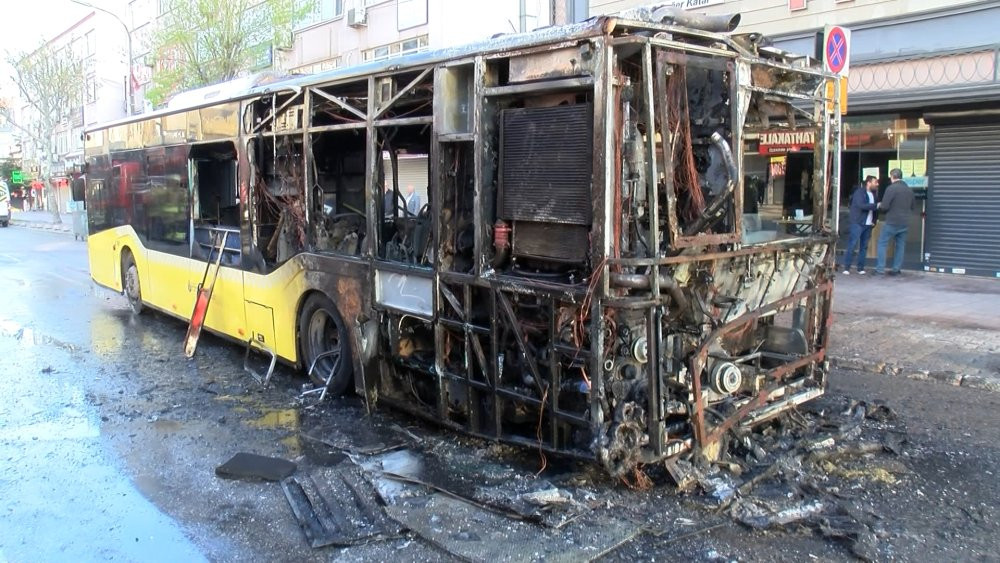 İstanbul'da hareketli dakikalar! İETT otobüsü alev alev yandı: Şoför 10 yolcuyu tahliye etti