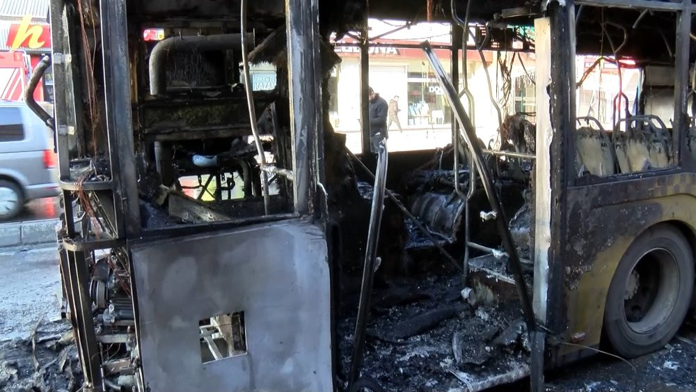 İstanbul'da hareketli dakikalar! İETT otobüsü alev alev yandı: Şoför 10 yolcuyu tahliye etti