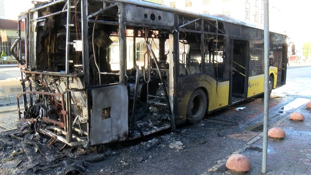 İstanbul'da hareketli dakikalar! İETT otobüsü alev alev yandı: Şoför 10 yolcuyu tahliye etti
