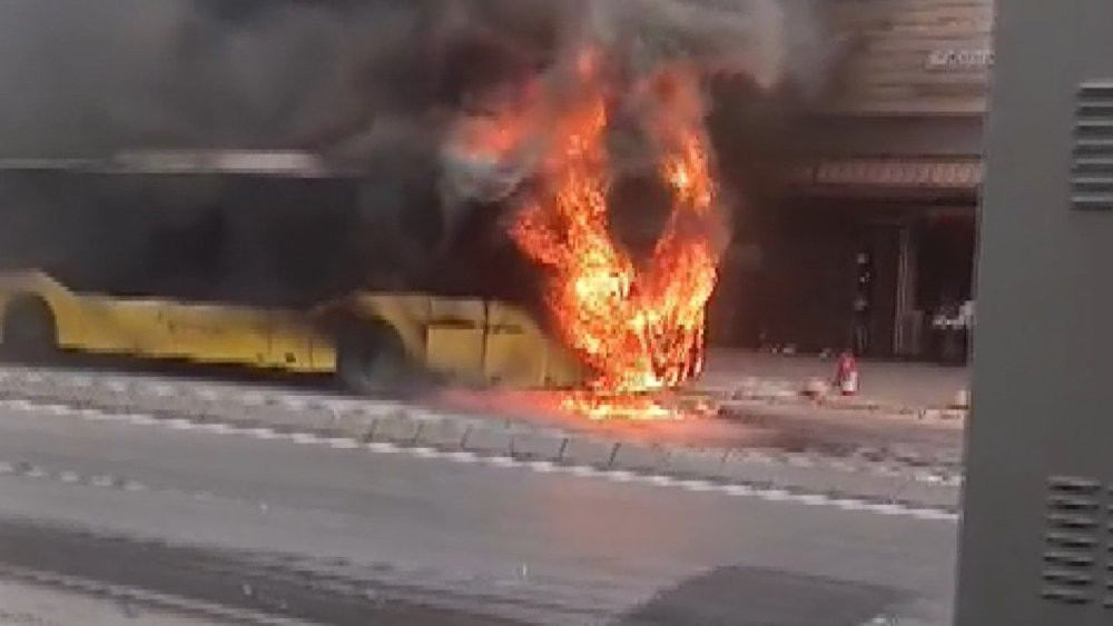 İstanbul'da hareketli dakikalar! İETT otobüsü alev alev yandı: Şoför 10 yolcuyu tahliye etti