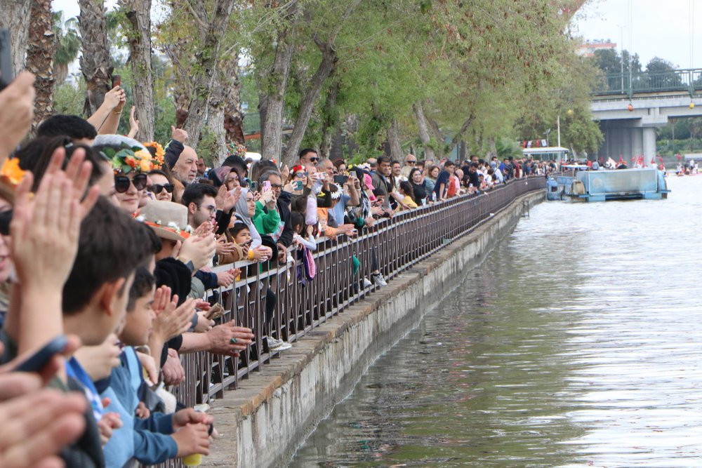Portakal Çiçeği Karnavalı'nın su kortejinde sürpriz evlilik teklifi