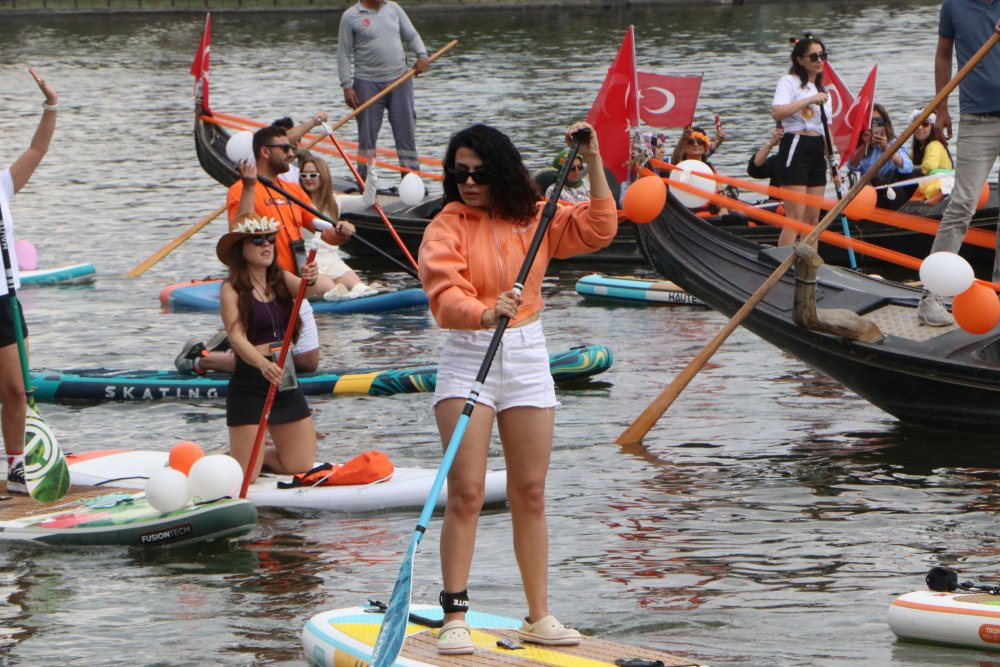 Portakal Çiçeği Karnavalı'nın su kortejinde sürpriz evlilik teklifi