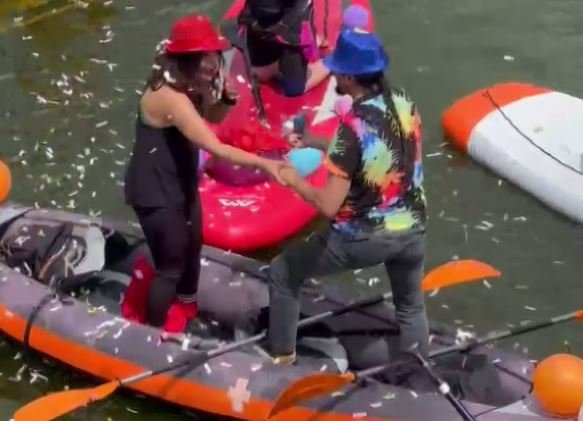 Portakal Çiçeği Karnavalı'nın su kortejinde sürpriz evlilik teklifi