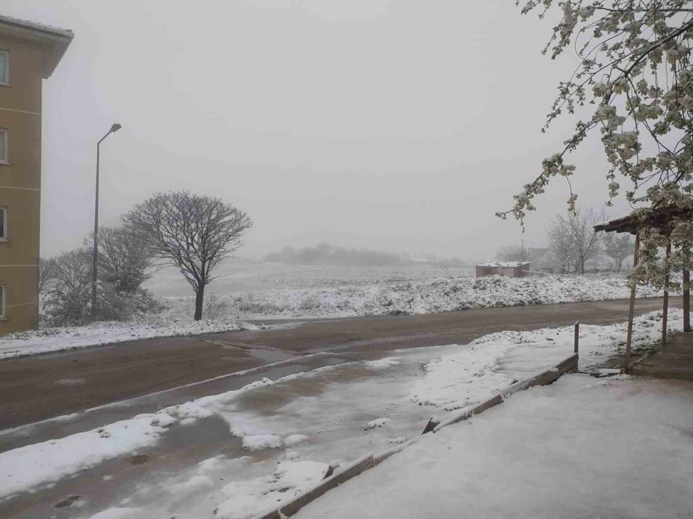Kar İstanbul’un sınırına dayandı! Sabah pencereden bakanlar şoke oldu