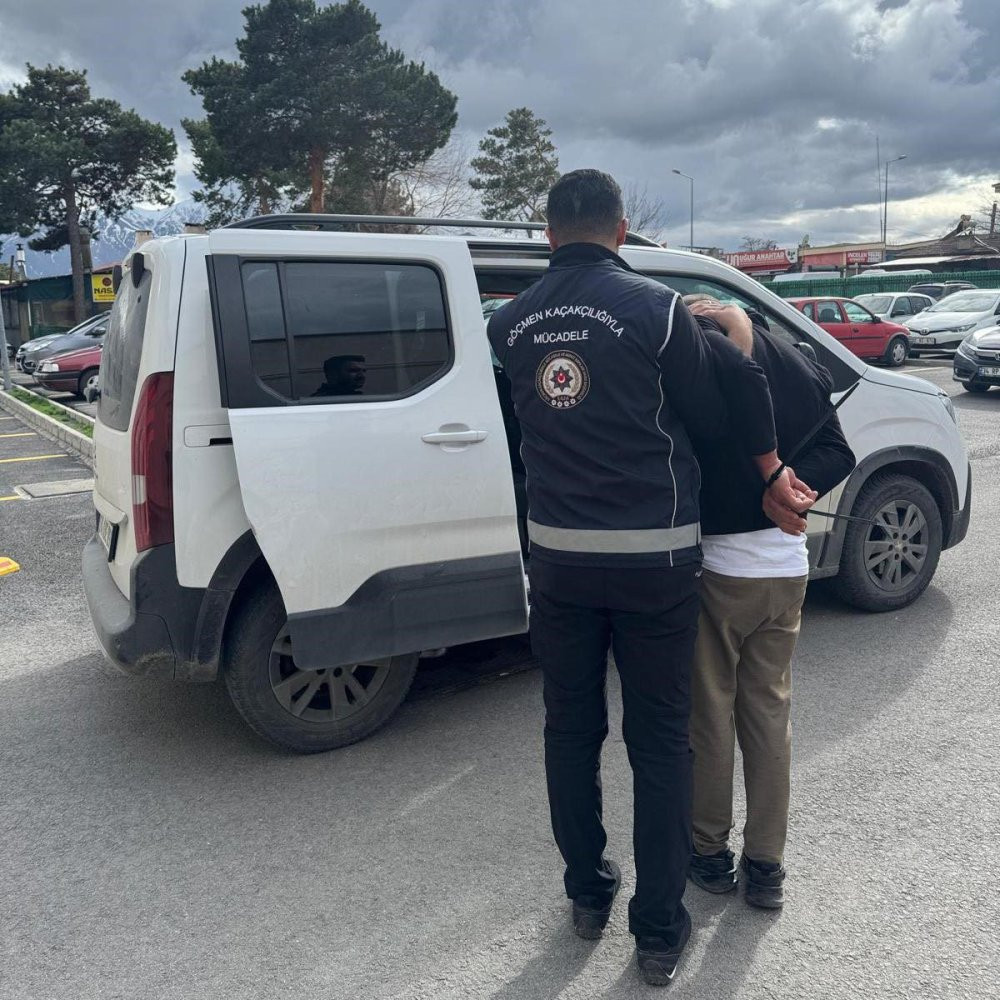 Erzincan’da 14 kaçak göçmen yakalandı